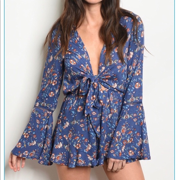 En Creme Dresses & Skirts - 🆕Blue floral front tie long sleeved summer romper